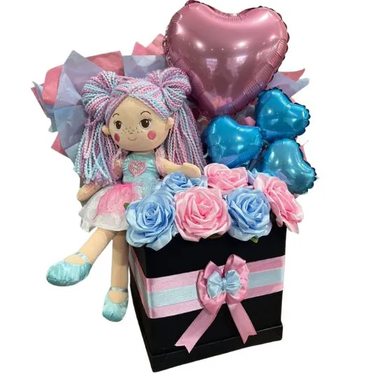 box muñeca con rosas de raso y globos